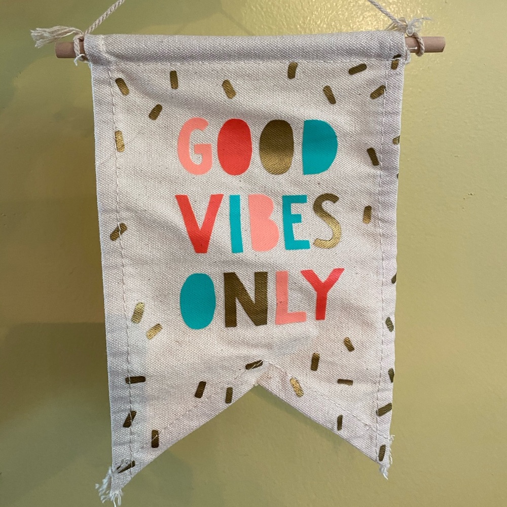 Cute canvas flag - “Good Vibes Only”